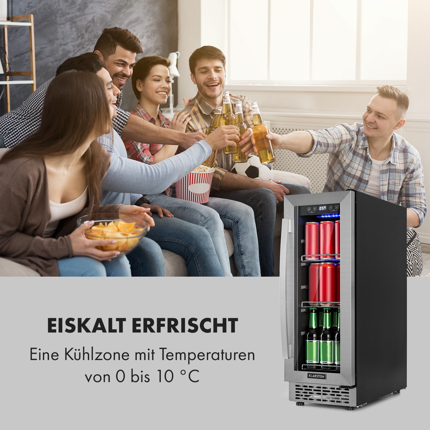 Freunde stoßen mit Getränken an, neben einem Mini-Kühlschrank. Weißer Hintergrund.