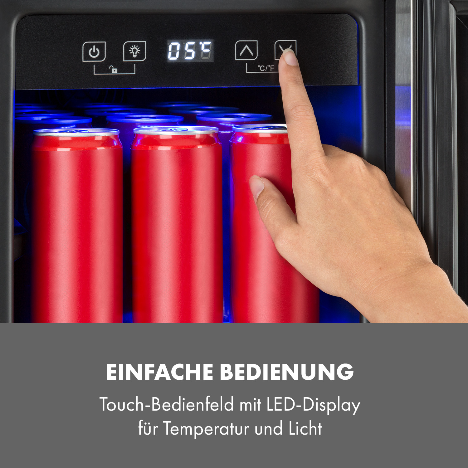 Hand drückt Knopf an Minikühlschrank mit Text: 'Einfache Bedienung'.