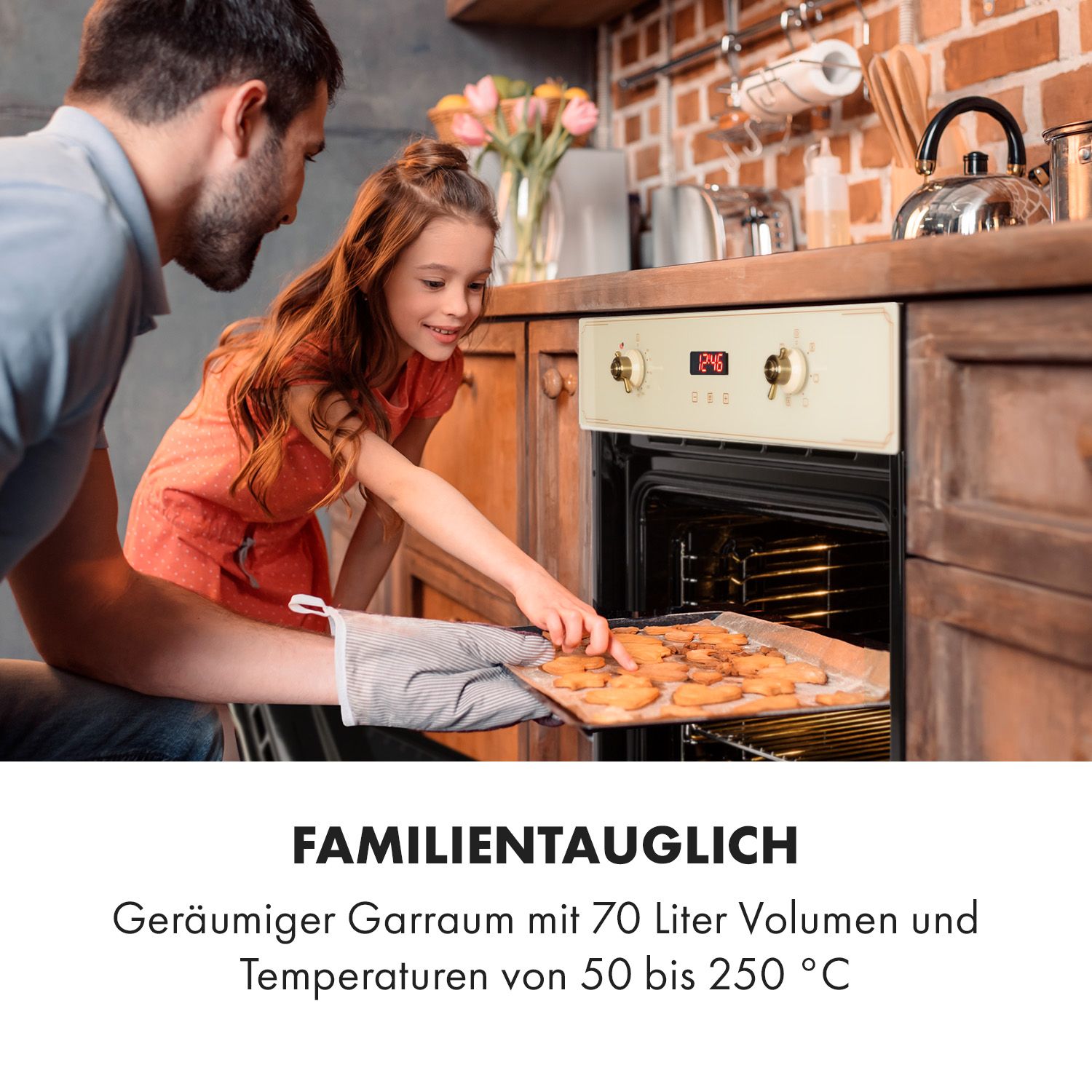 Uomo e bambina con vassoio di biscotti vicino al forno. Forno con display. Testo: Adatto alle famiglie.