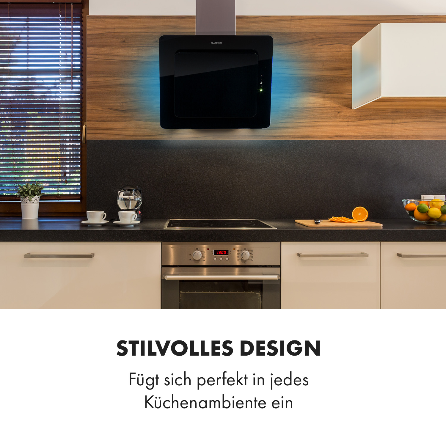 Cappa aspirante da cucina nera. Contro un muro di legno e un piano di lavoro nero. Il design è elegante.