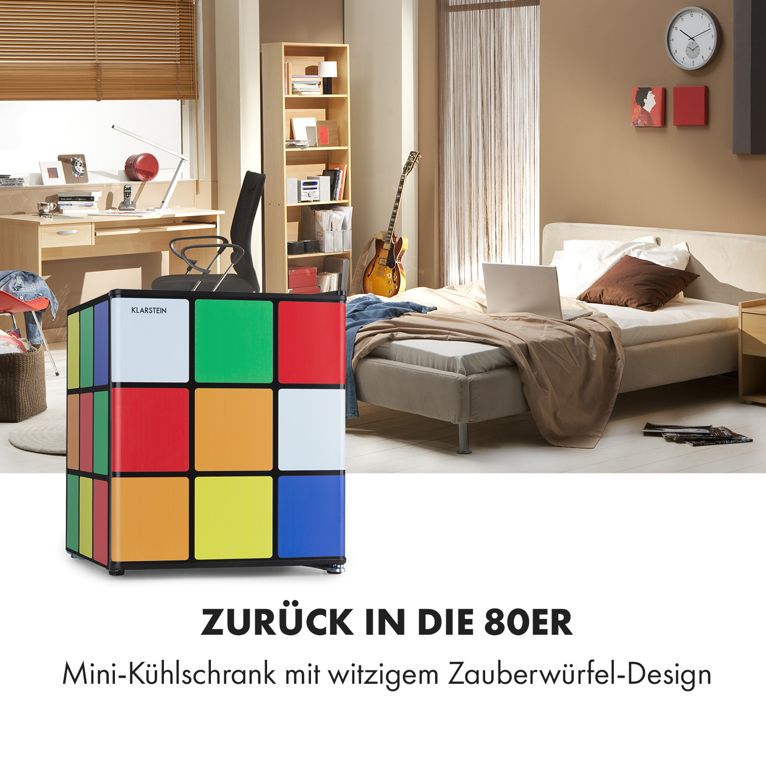 Rubik's Cube Mini-Kühlschrank in einem Schlafzimmer. Ein Bett, ein Schreibtisch und andere Möbel im Hintergrund.