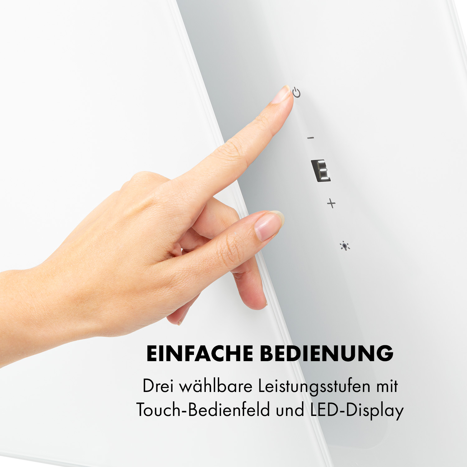 Una mano tocca il pulsante di accensione di un elettrodomestico bianco con display digitale.