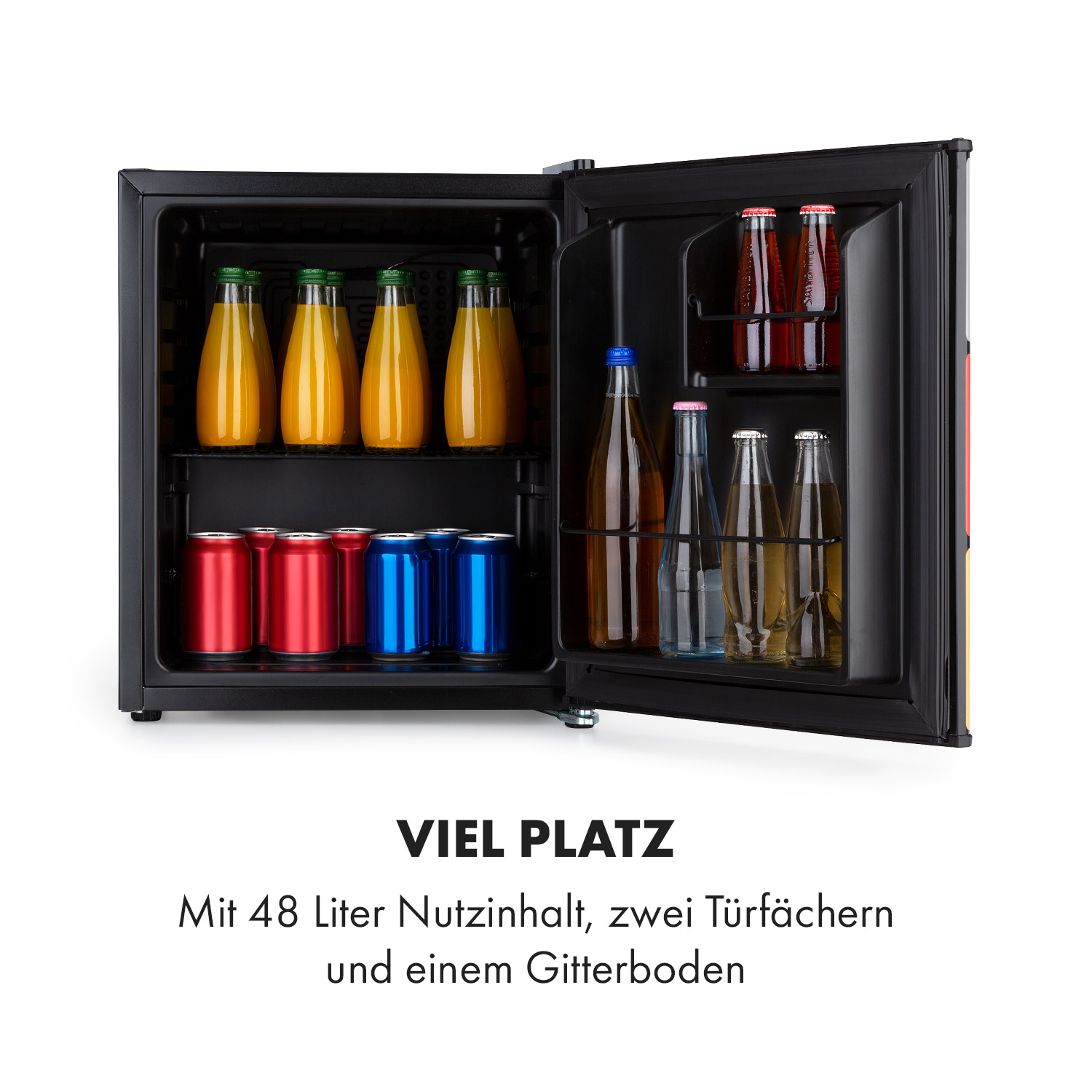 Ein Mini-Kühlschrank mit geöffneter Tür. Er enthält Getränke, darunter Flaschen und Dosen, und hat Text darauf.