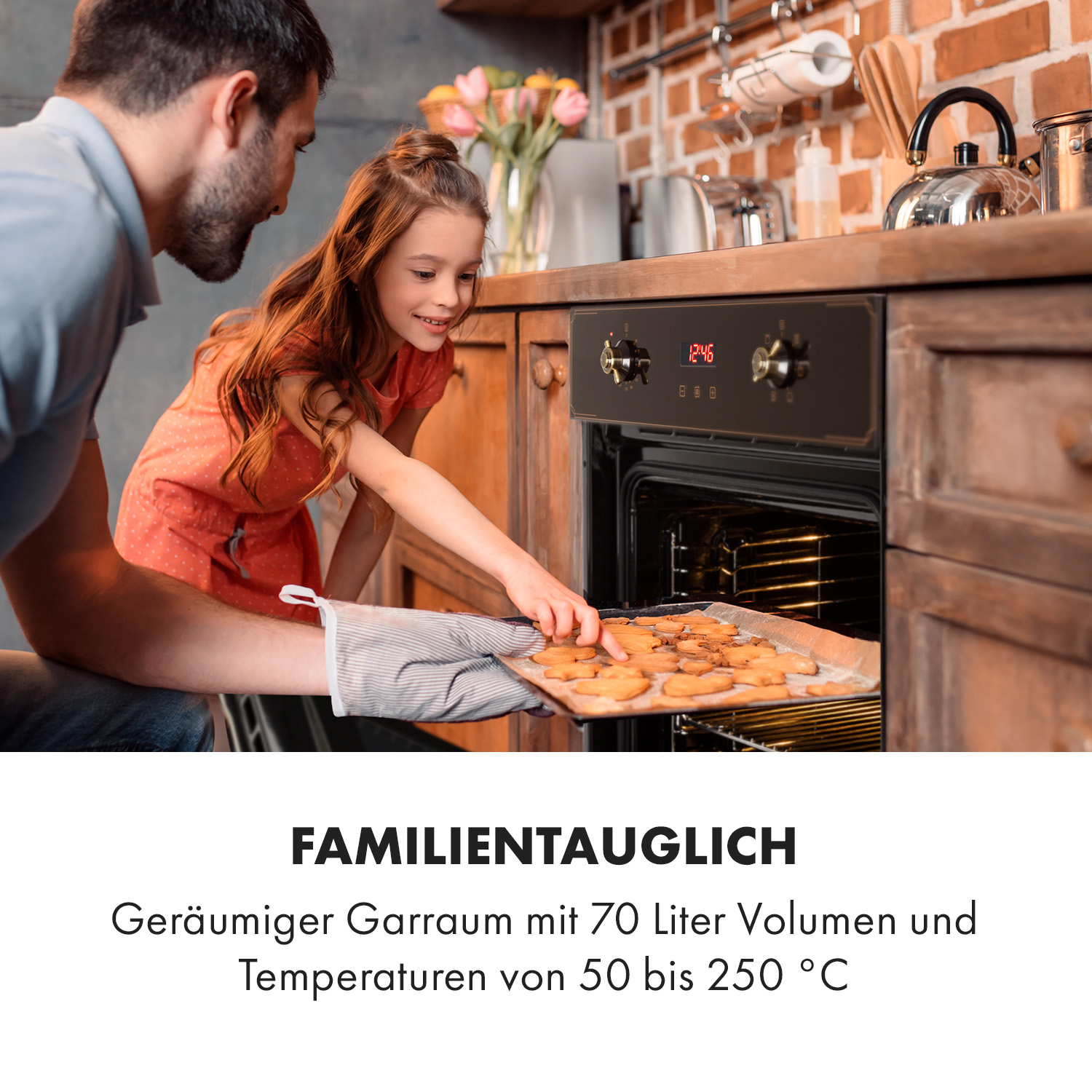 Eine Familie backt Kekse im Ofen. Ein Mann und ein Mädchen schauen sich die Kekse an.
