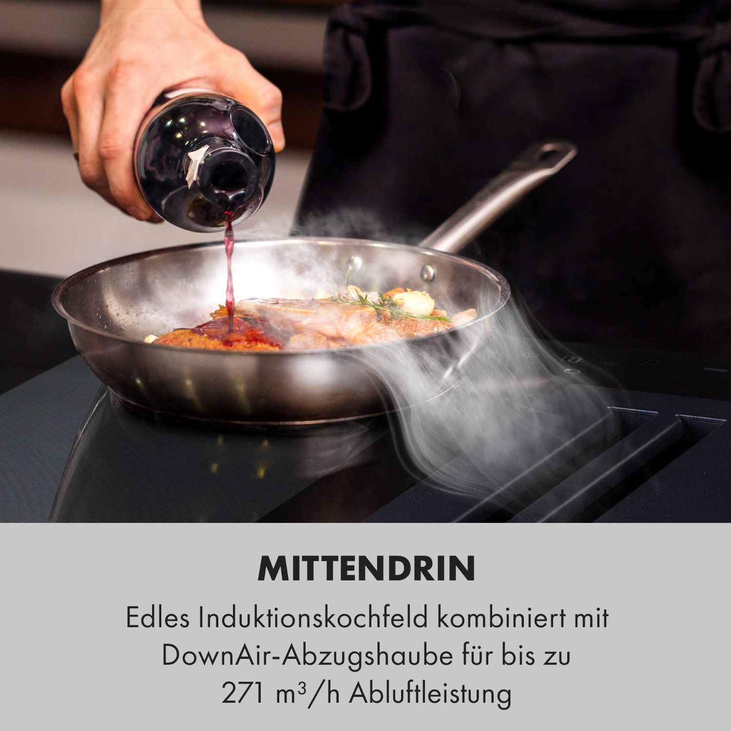 Koch gießt Wein in eine Pfanne auf einem schwarzen Induktionskochfeld. Dampf steigt auf, Fokus auf der Pfanne.