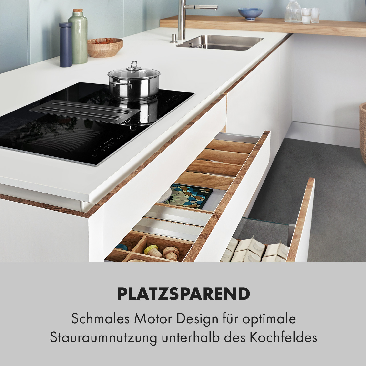 Eine Küchentheke mit offenen Schubladen, die Utensilien freigeben. Text beschreibt platzsparendes Design.