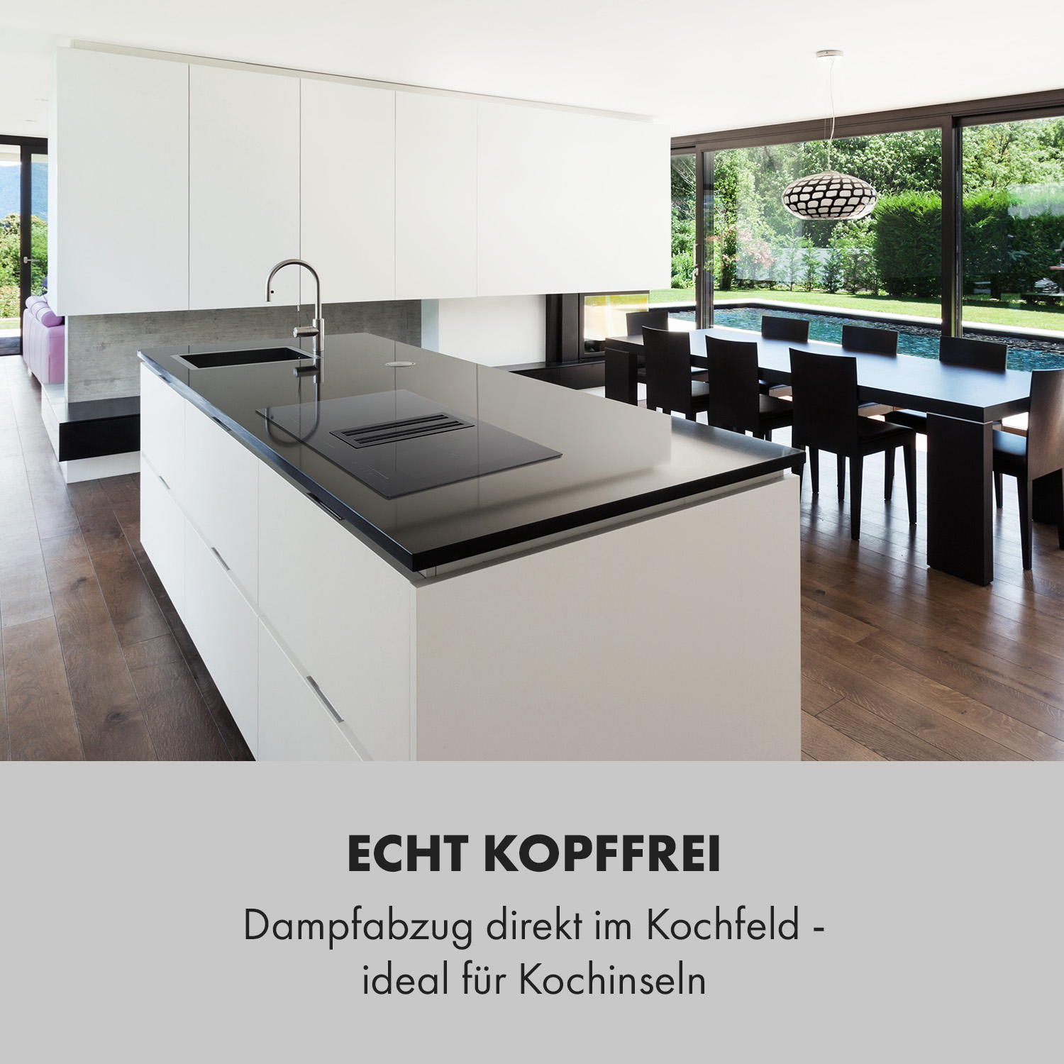 Eine Kücheninsel mit schwarzer Oberfläche, weißen Schränken und einem Waschbecken. Hintergrund ist eine moderne Küche mit Aussicht.
