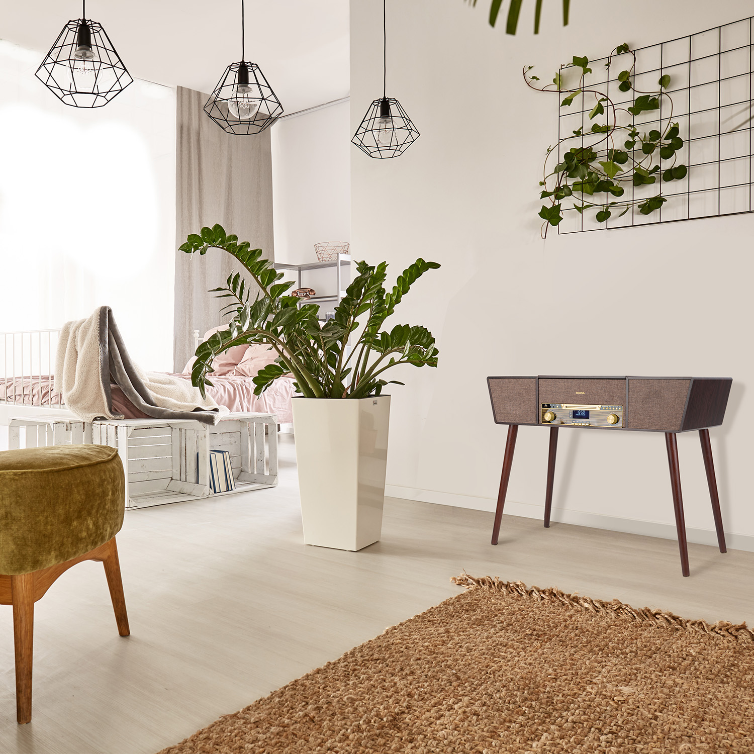 Soggiorno con impianto stereo vintage su gambe in legno, pianta grande e illuminazione decorativa.