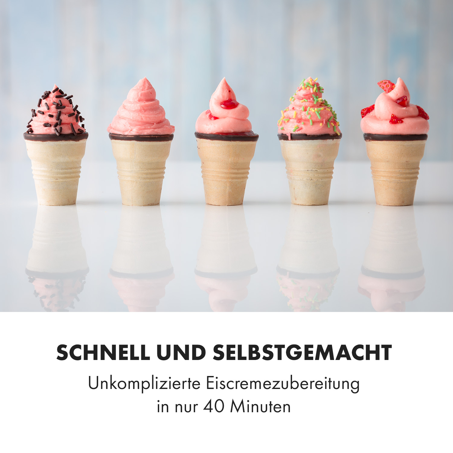 Fünf Eistüten mit rosa Eis, verschiedenen Toppings und weißem Hintergrund.
