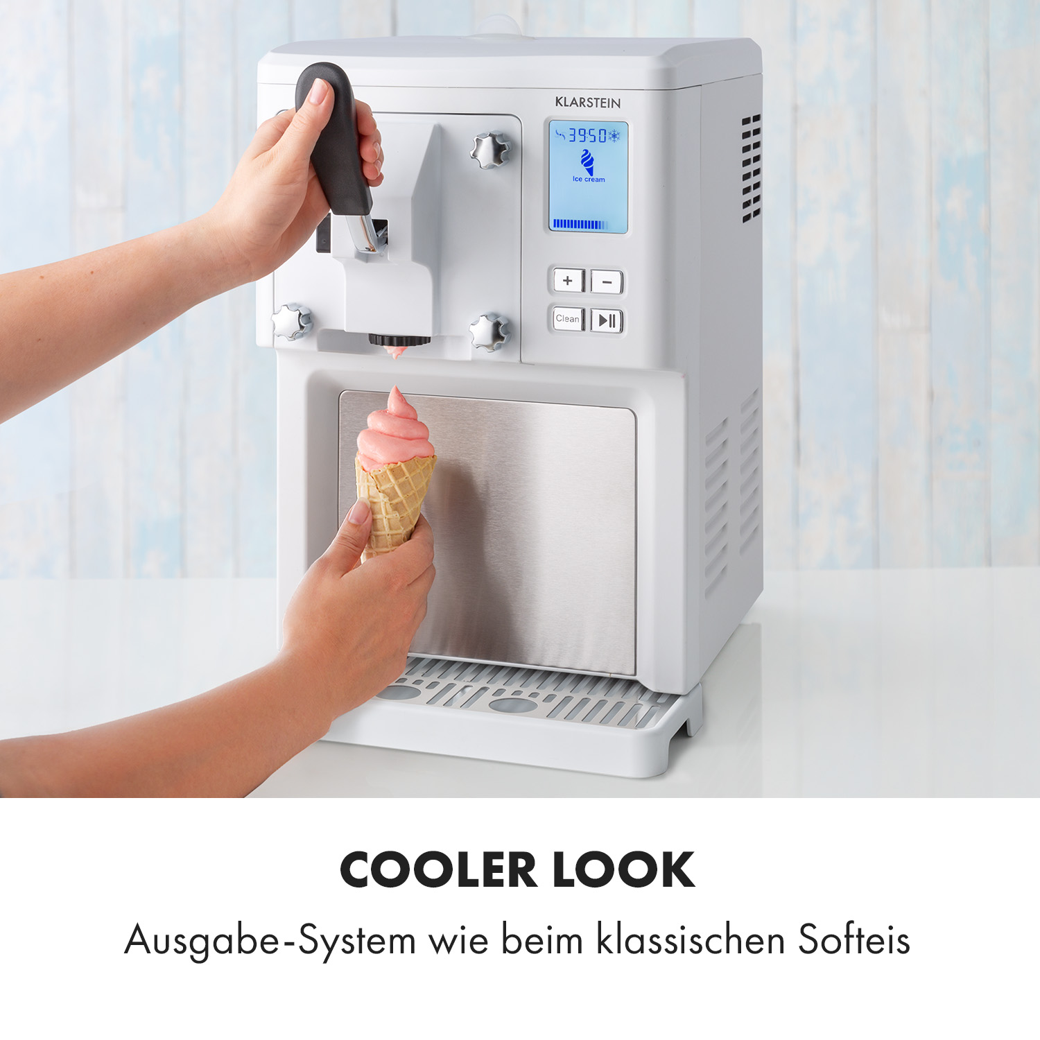 Person hält eine Waffel, und die Maschine gibt Softeis aus.