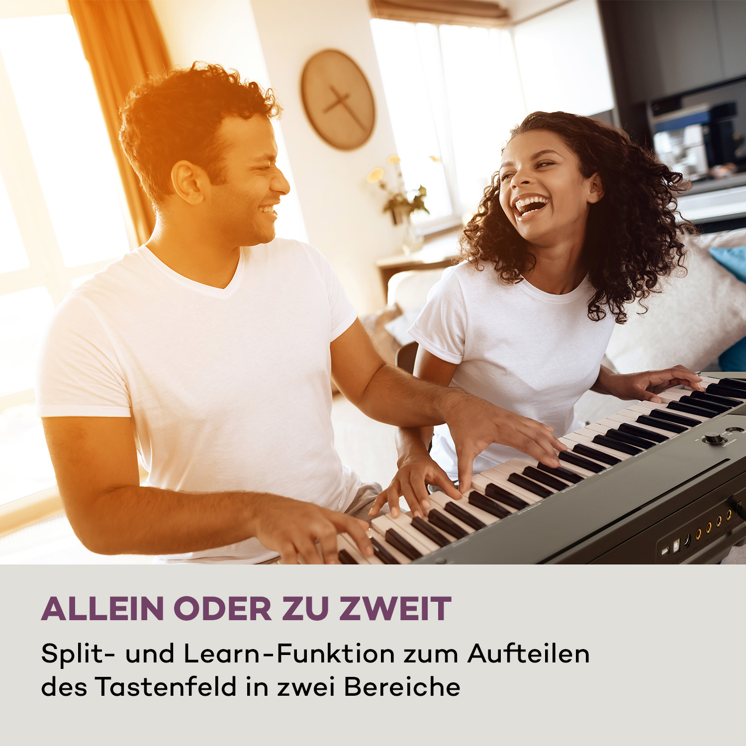 Ein lächelndes Paar spielt Klavier. Einer spielt die Tasten, der andere lacht. Sonniger Raum.