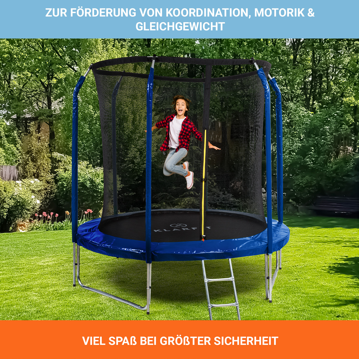Ein Kind springt auf einem Trampolin im Garten. Das Trampolin hat blaue und schwarze Komponenten.