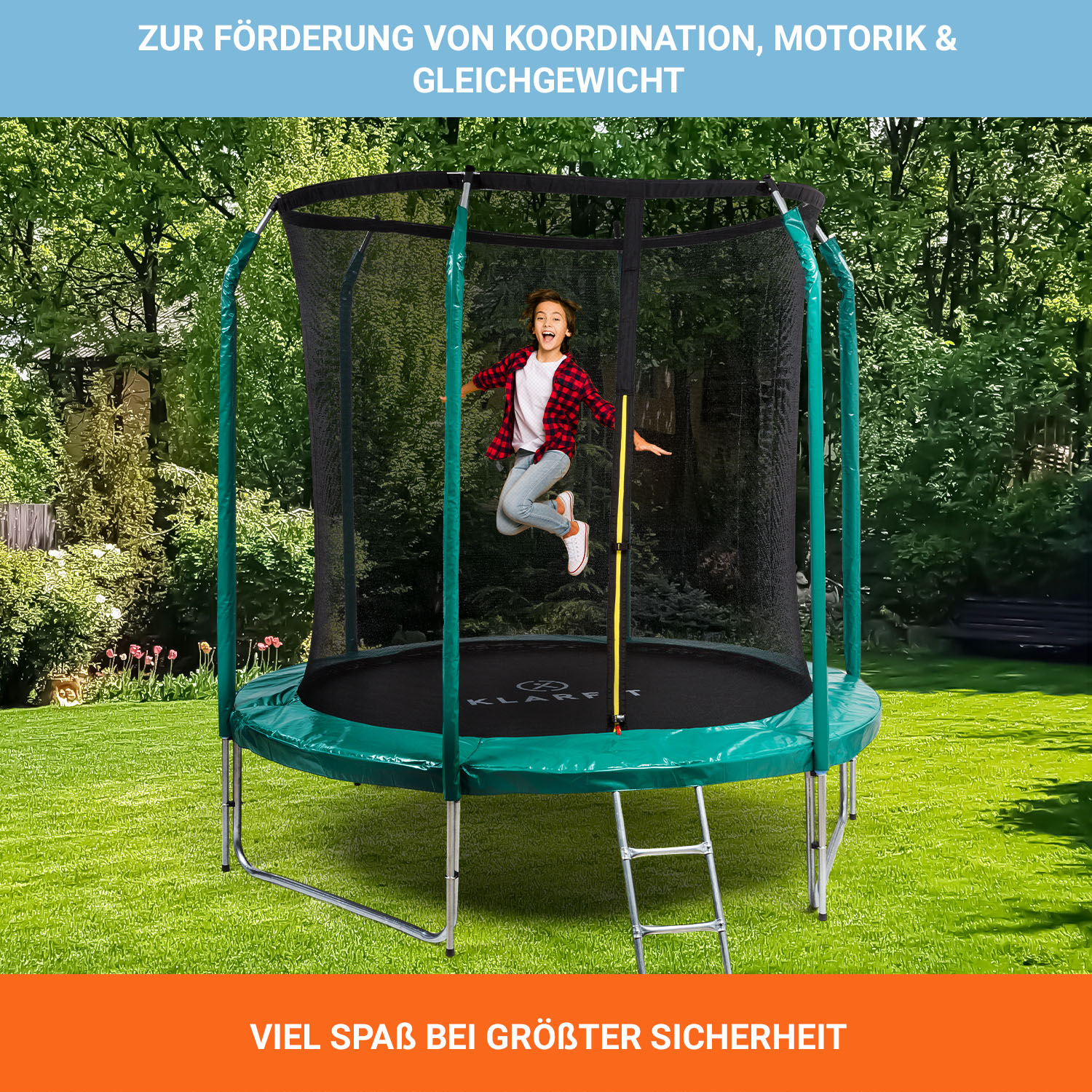 Ein Junge springt auf einem grünen Trampolin in einer sonnigen Umgebung im Freien. Ein Sicherheitsnetz umgibt es.