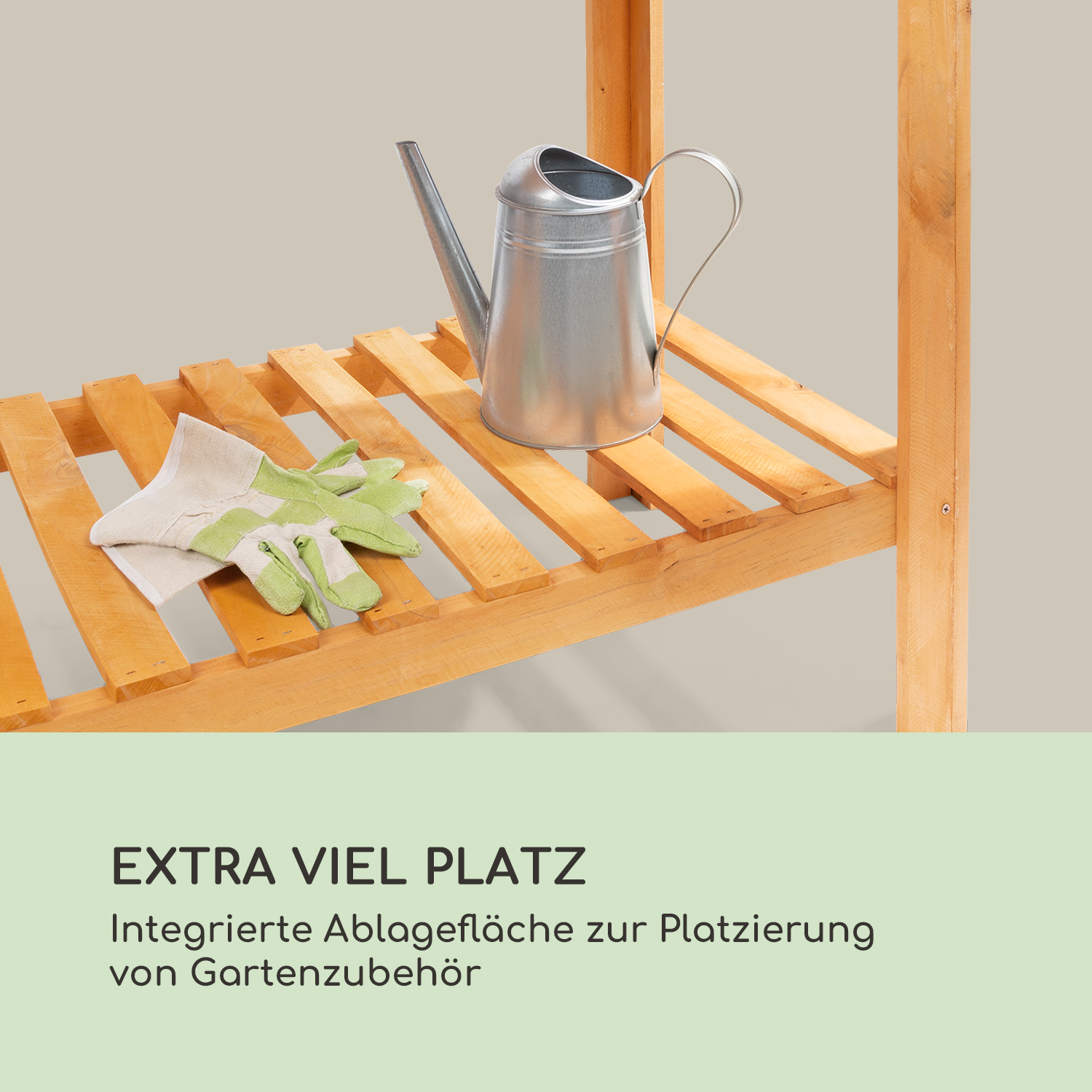 Holzregal mit Gartengeräten. Enthält eine Gießkanne, Handschuhe und Text.