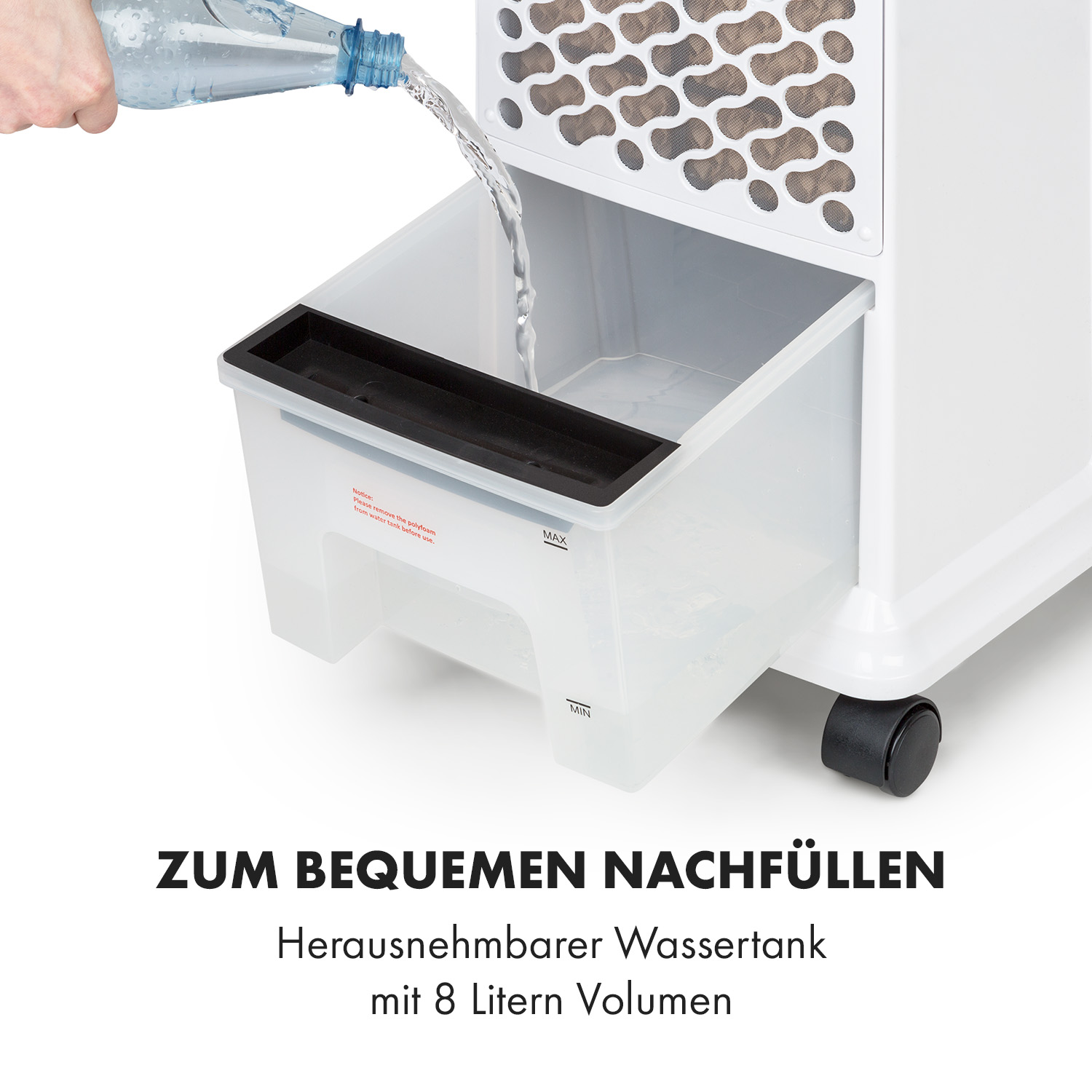 Person gießt Wasser in einen weißen Luftkühler-Wassertank mit schwarzem Rand.