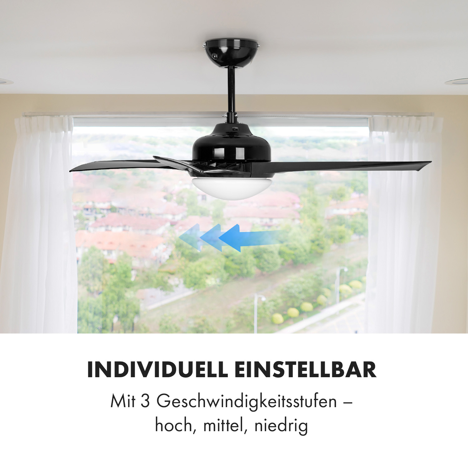Ventilador de techo negro con tres aspas y una luz blanca, cerca de una ventana con cortinas.