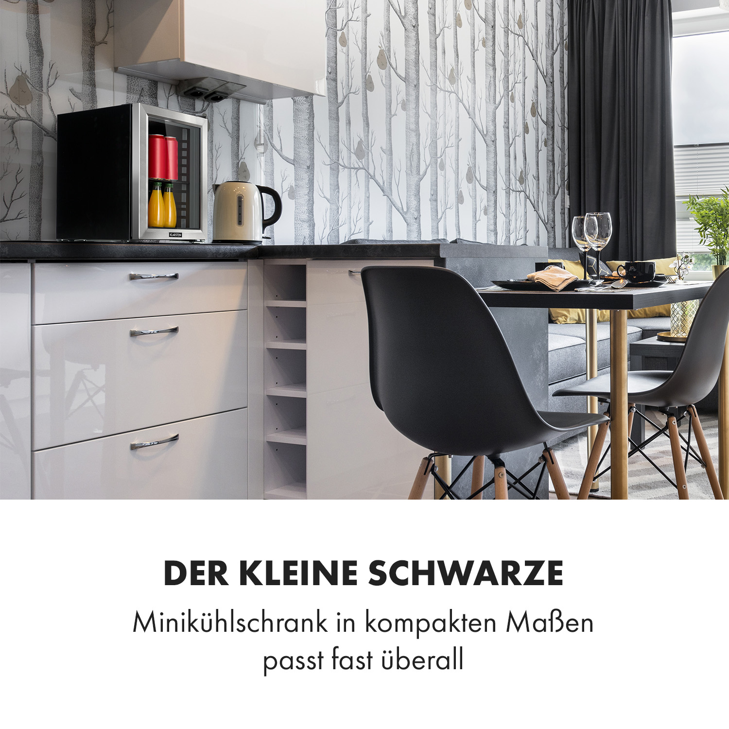 Eine Küche mit einem kleinen Kühlschrank im Hintergrund. Der Kühlschrank ist schwarz.