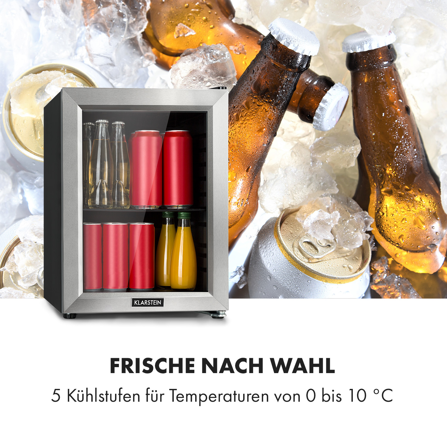Ein Mini-Kühlschrank mit Getränken. Innen sind Dosen und Flaschen. Eis und Bierflaschen rechts.