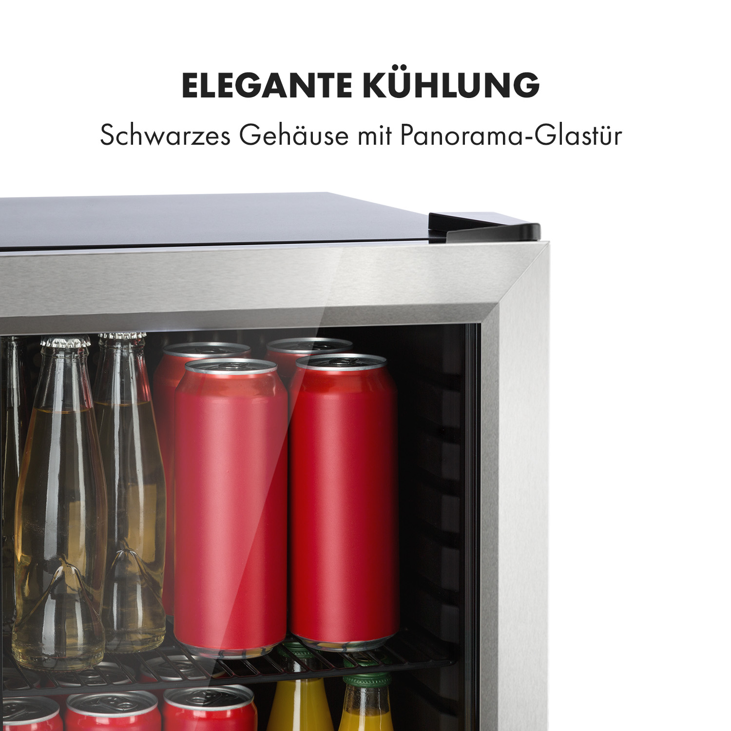 Kühlschrank mit Getränken: Dosen, Flaschen. Schwarzer Rahmen, Glastür. Hintergrund: weiß.