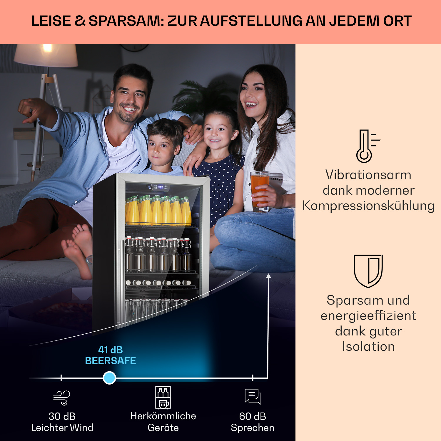 Familie vor einem Mini-Kühlschrank mit Getränken. Sie befinden sich in einem Wohnzimmer.