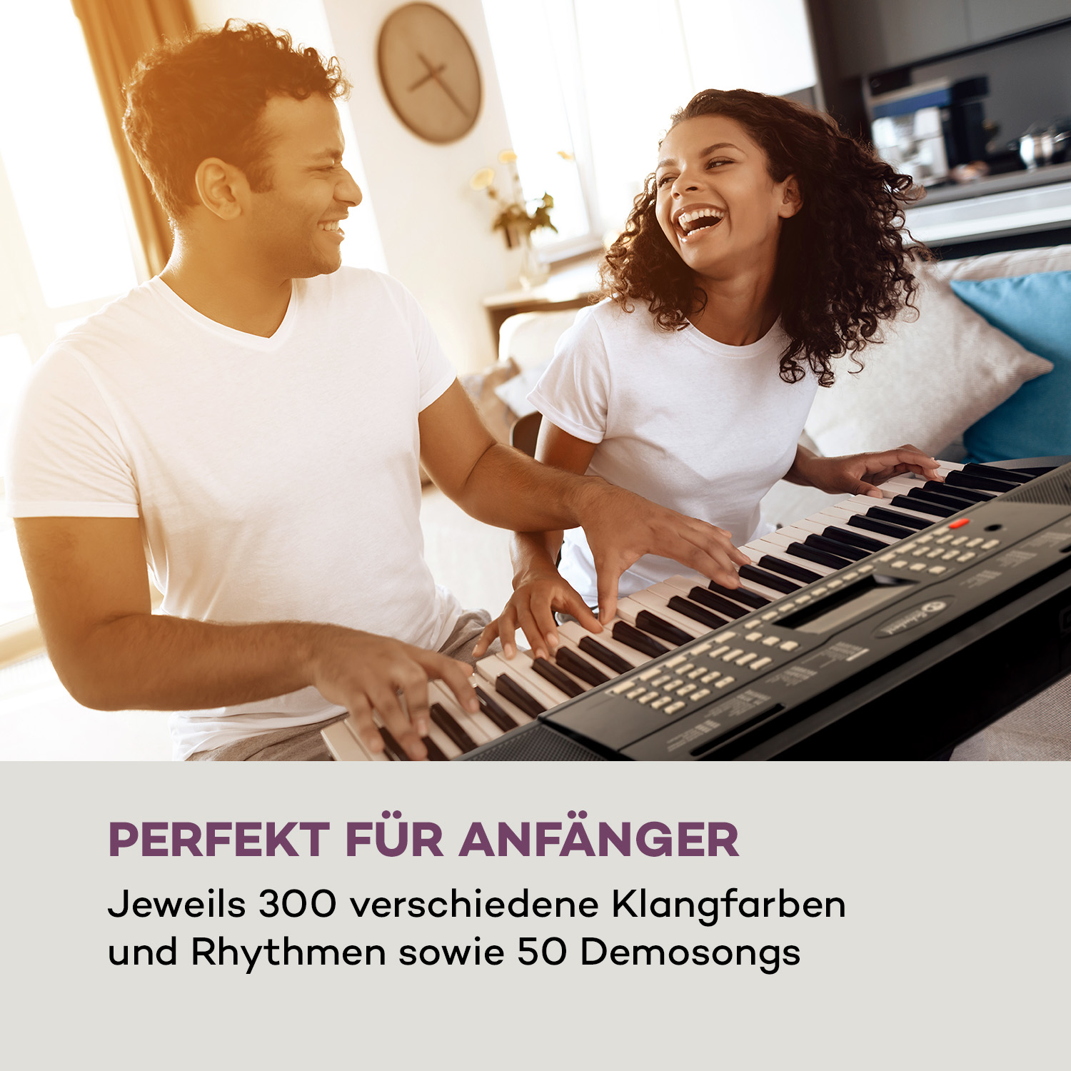 Ein Paar lacht beim gemeinsamen Klavierspielen; Text: Perfekt für Anfänger.