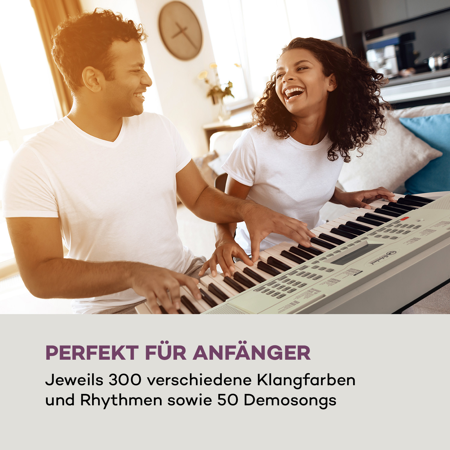 Ein Paar spielt ein Klavierkeyboard, lacht. Der Text lautet: perfekt für Anfänger.