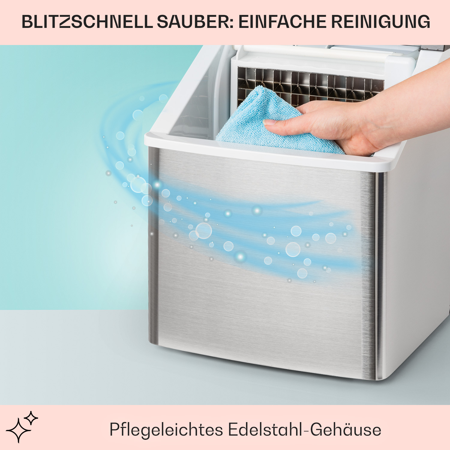 Persona che pulisce una macchina per il ghiaccio con un panno blu.