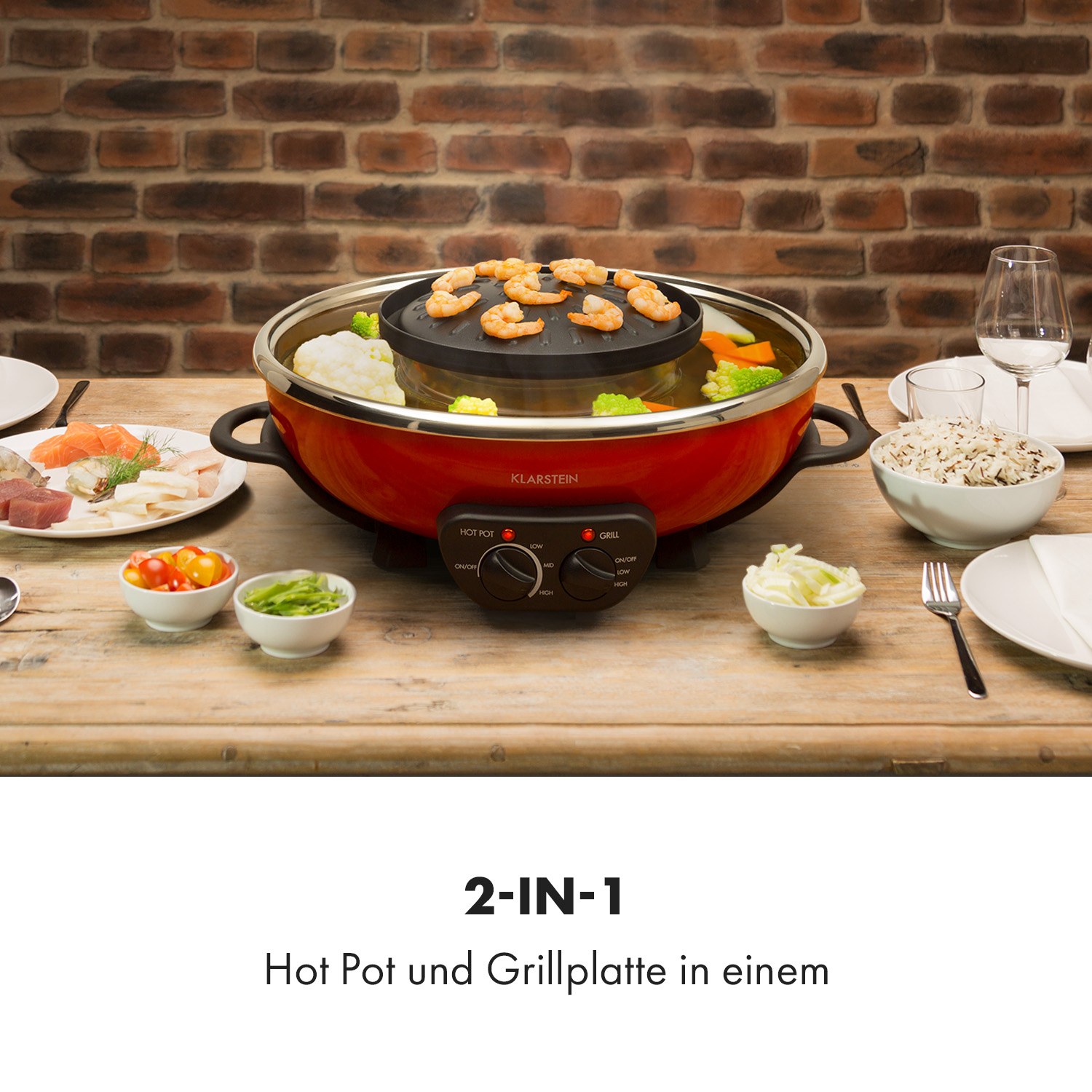 Roter Hot Pot mit Gemüse und Garnelen, umgeben von Gerichten auf Holztisch.