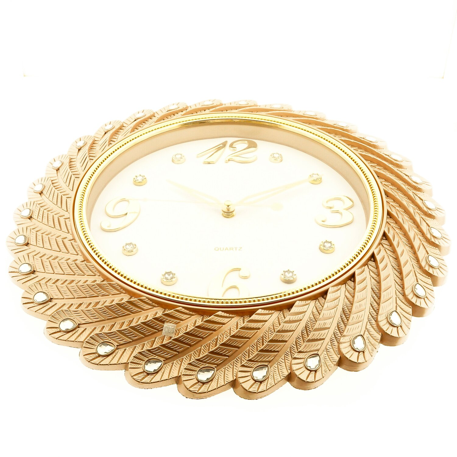 Eine goldfarbene Wanduhr mit dekorativem Federdesign. Das Zifferblatt ist weiß mit goldenen Ziffern.