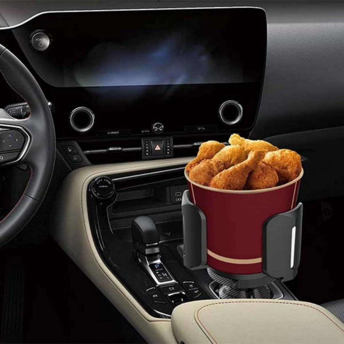 Gebratenes Hähnchen in einem Getränkehalter im Auto. Innenraum sichtbar.