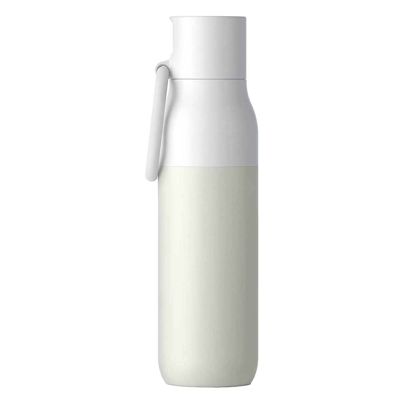 Weiß-cremefarbene Wasserflasche mit Henkel. Sie steht vor weißem Hintergrund.
