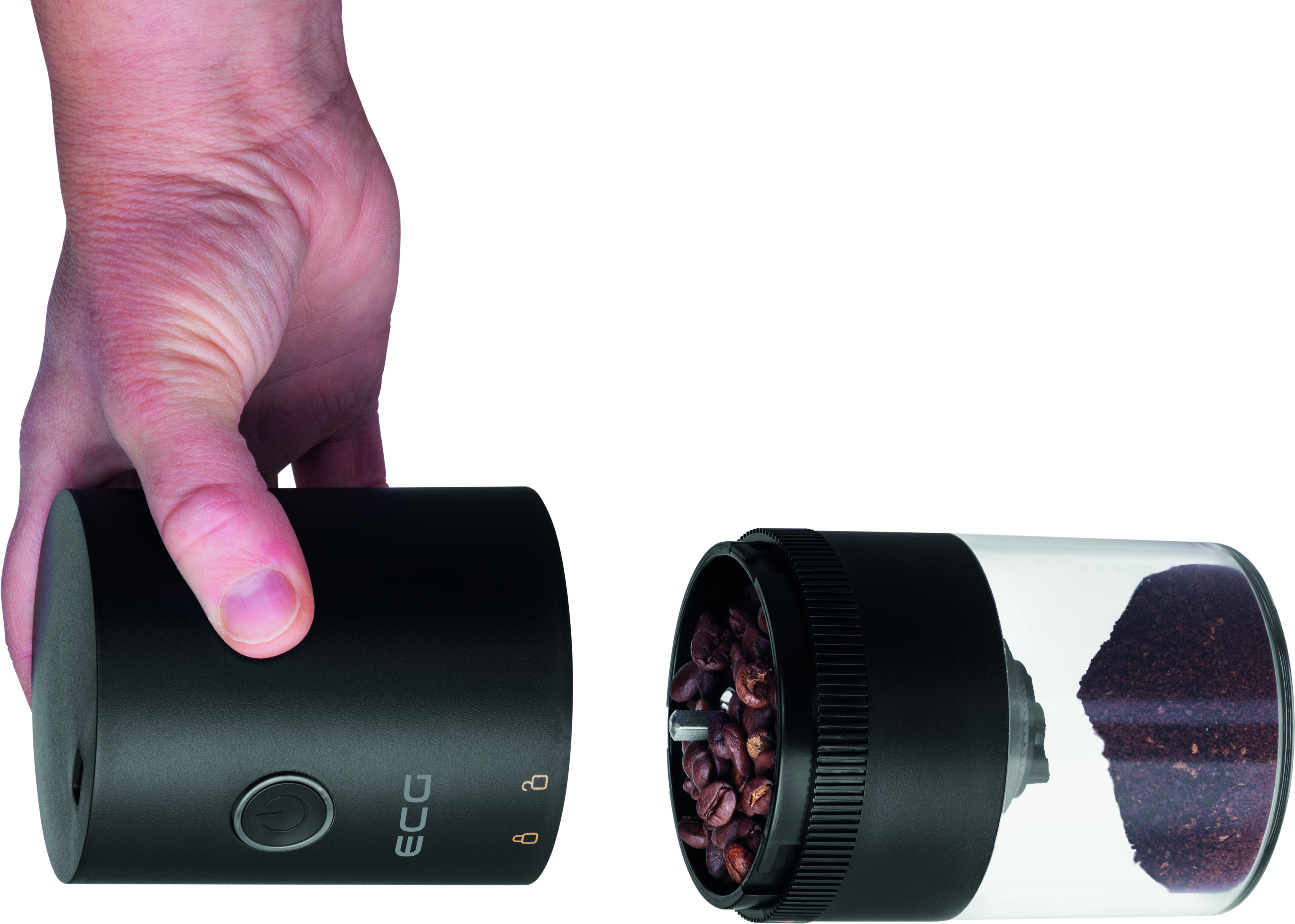 Ręka trzymająca czarny młynek do kawy z przezroczystym pojemnikiem pokazującym ziarna kawy i fusy.