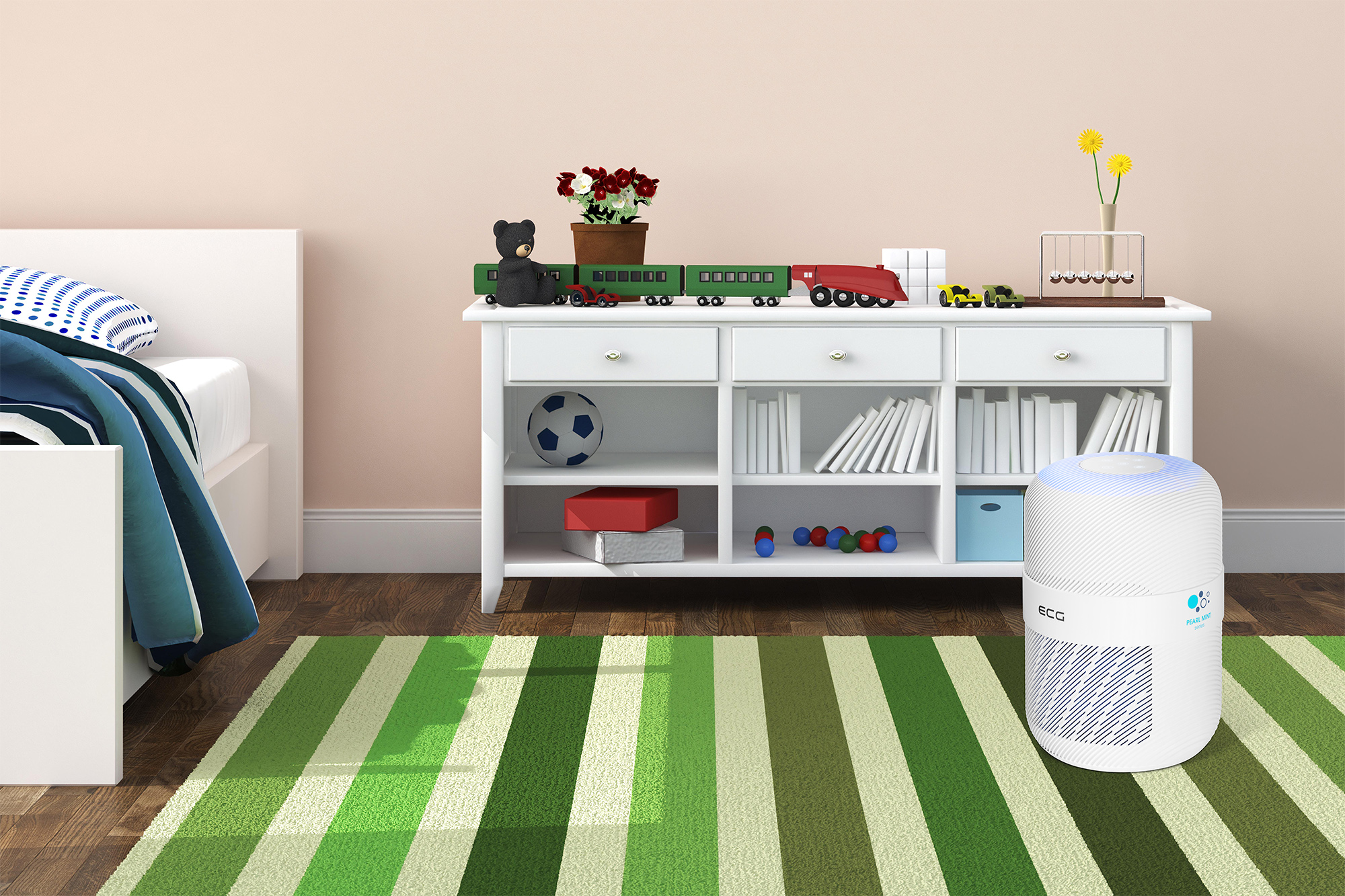 Eine weiße Kommode mit Spielzeug steht in einem rosa Kinderzimmer. Auf dem Boden liegt ein grüner Teppich.