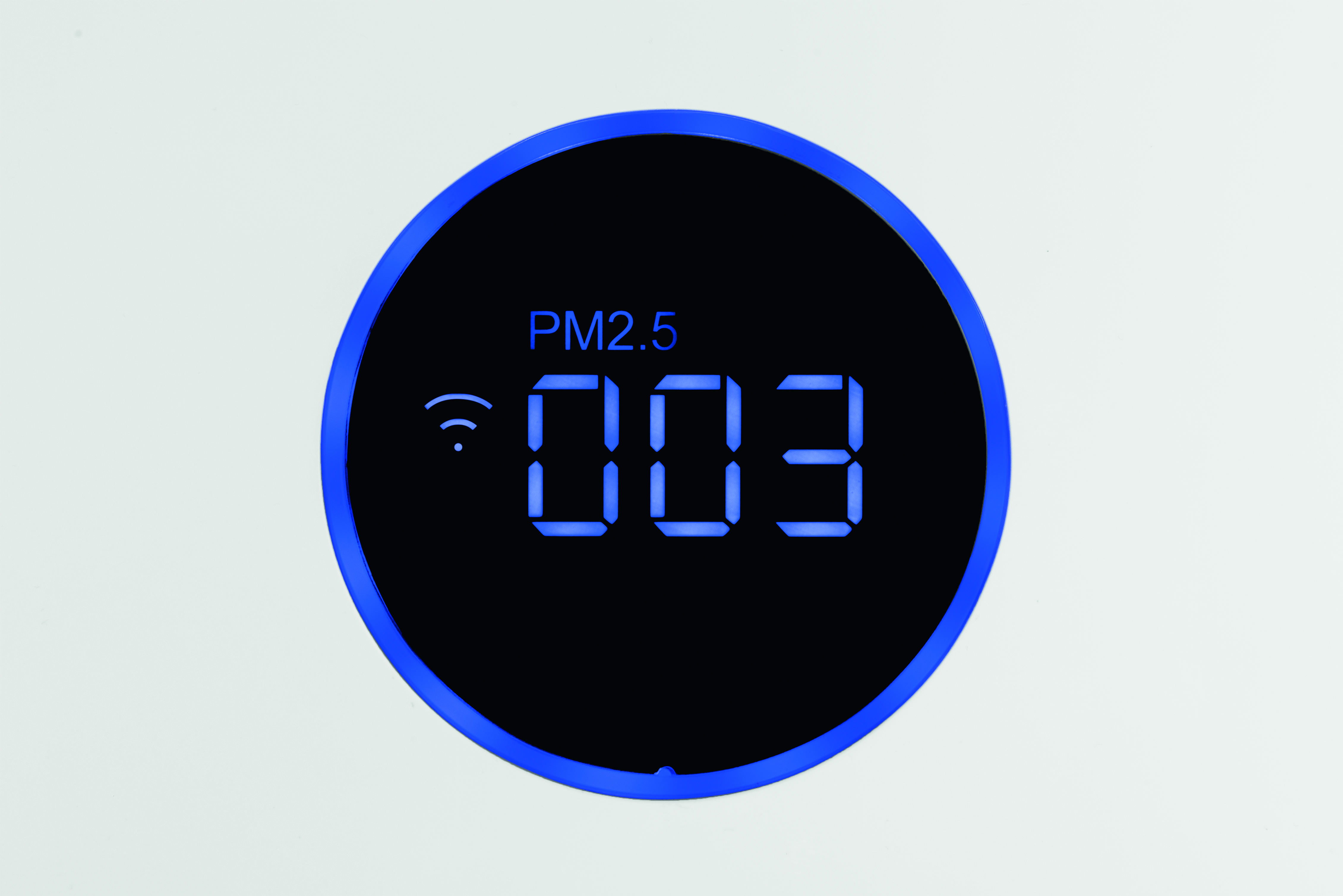 Ein schwarzer kreisförmiger Bildschirm zeigt "PM2.5" und "003" in Blau mit einem WLAN-Symbol.