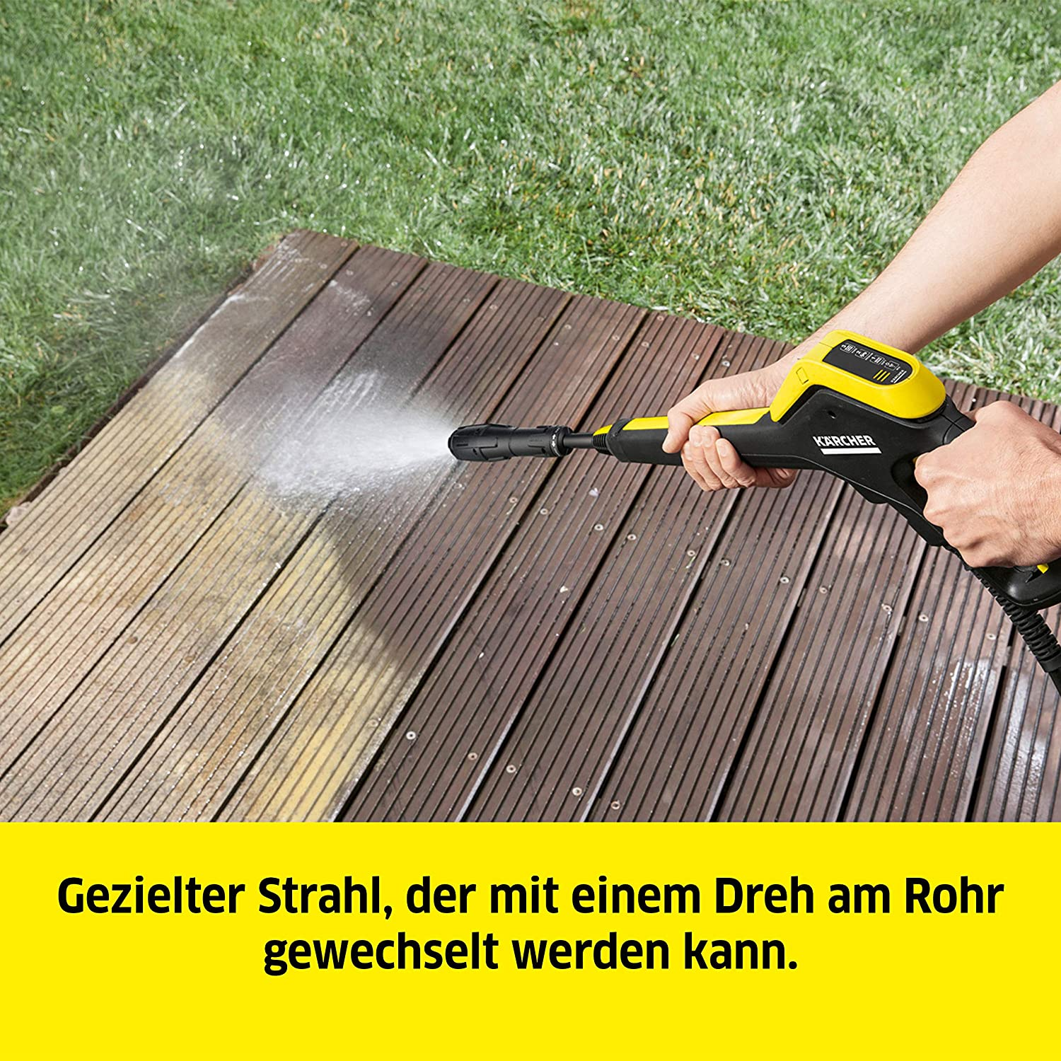 Eine Person reinigt mit einem gelb-schwarzen Hochdruckreiniger ein Holzdeck. Text-Overlay.