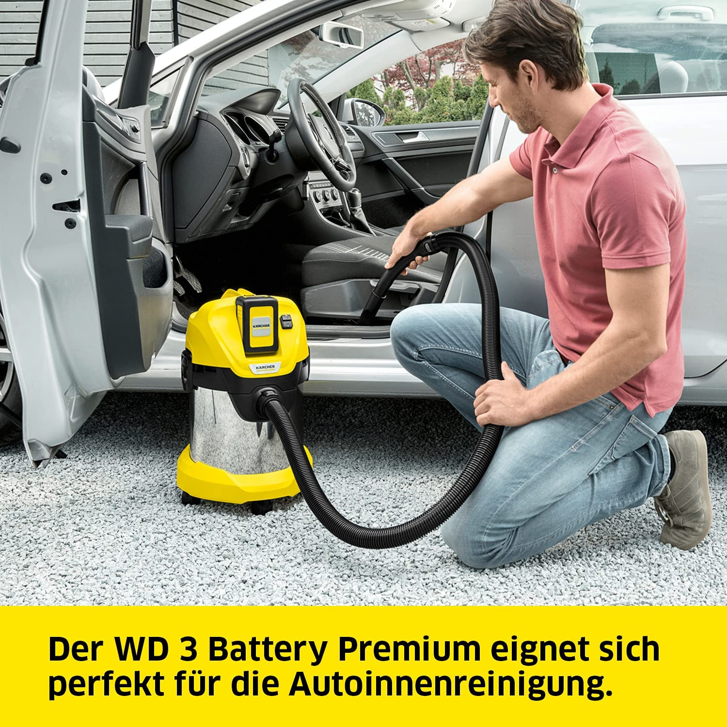 Uomo che aspira l'interno dell'auto con un aspirapolvere giallo e argento. Testo: WD 3 Battery Premium perfetto per la pulizia.