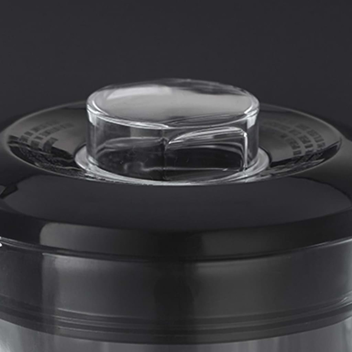 Siyah blender tabanında şeffaf plastik kapak. Siyah çevresi olan şeffaf plastik üst.