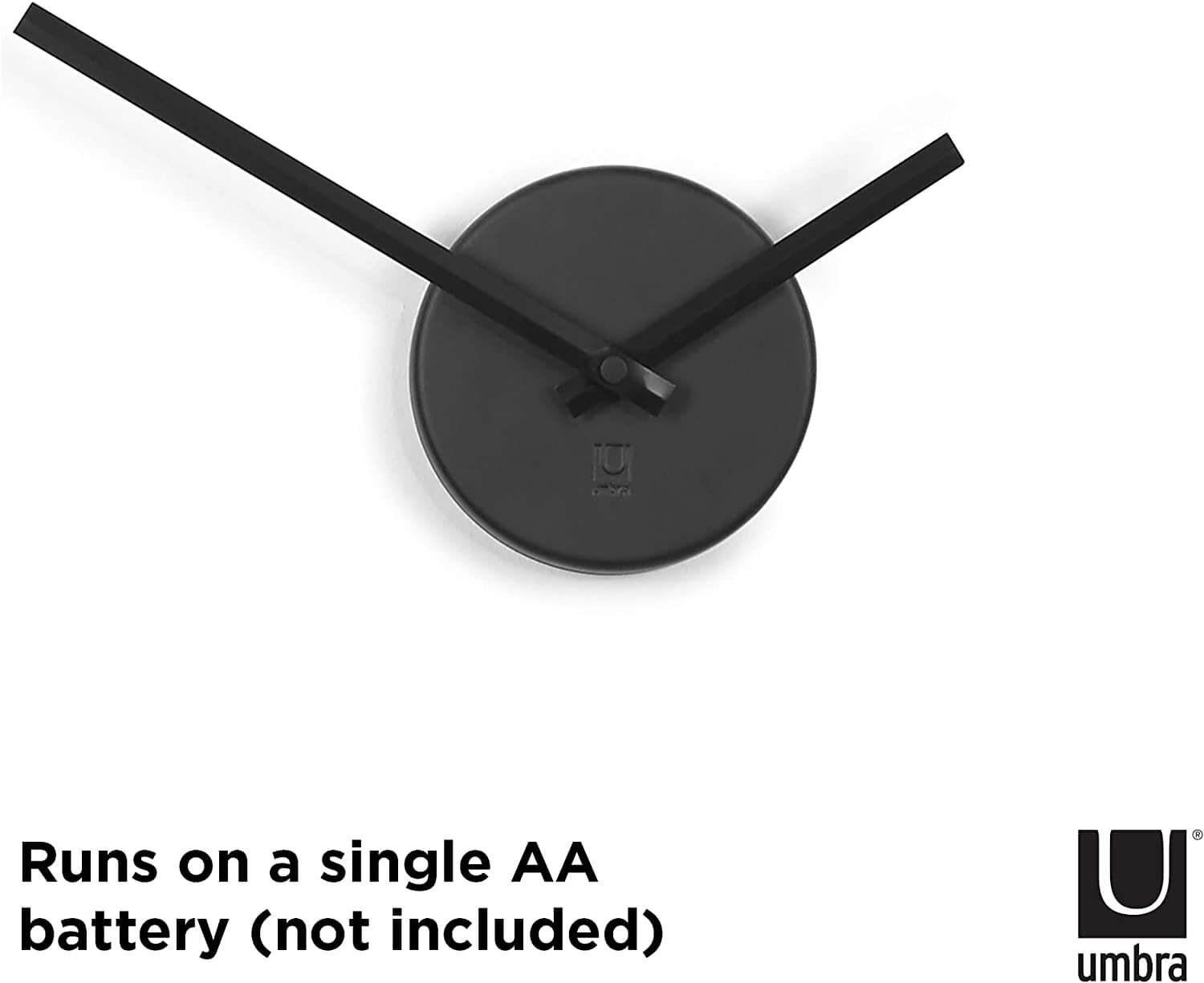Eine schwarze Uhr auf weißem Hintergrund mit schwarzen Zeigern und dem Markennamen.