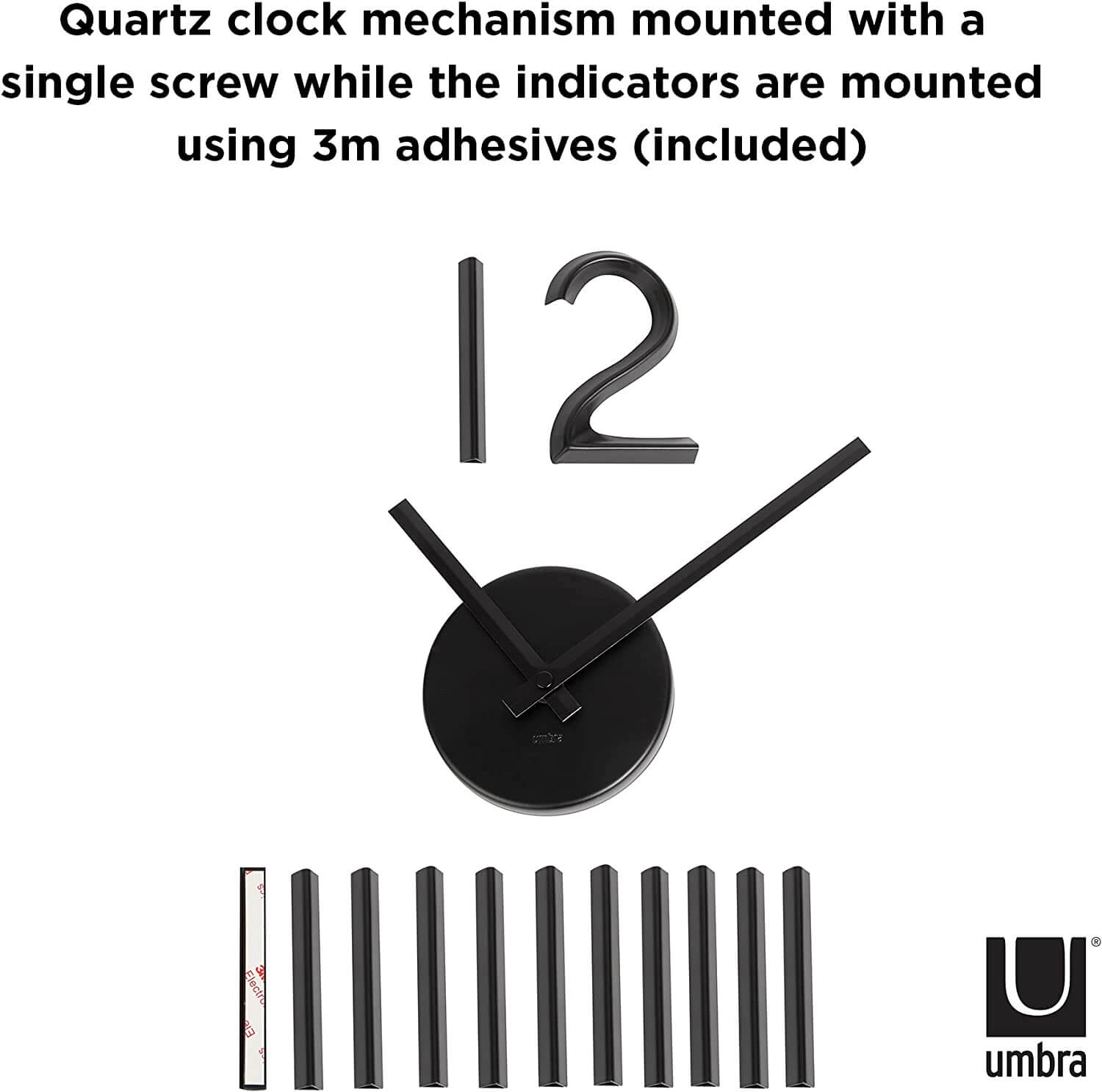 Eine schwarze Uhr mit schwarzen Zeigern und Zahlen an einer weißen Wand mit kleinen Rechtecken darunter.