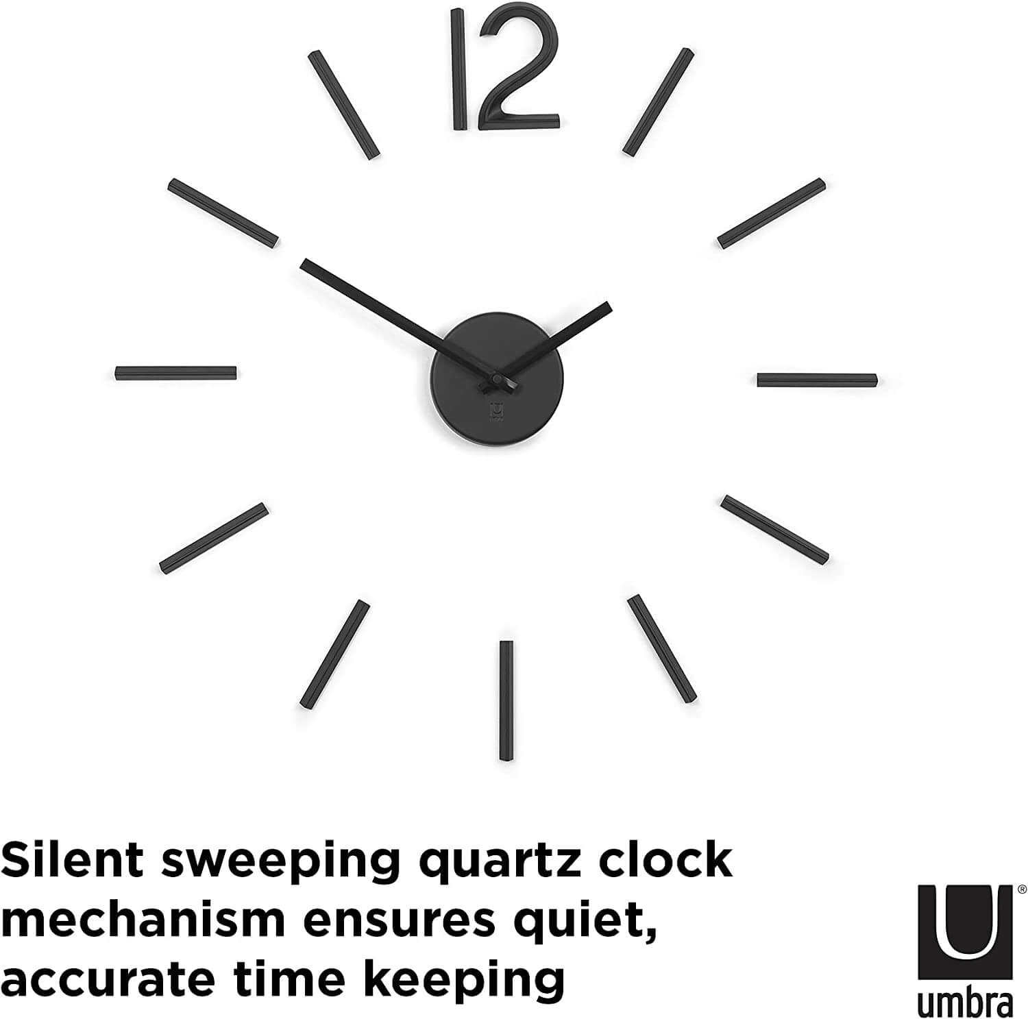 Schwarze Uhr mit strahlenförmigen Linien für Stundenmarkierungen. '12' oben. Text: Stille Quarzuhr.
