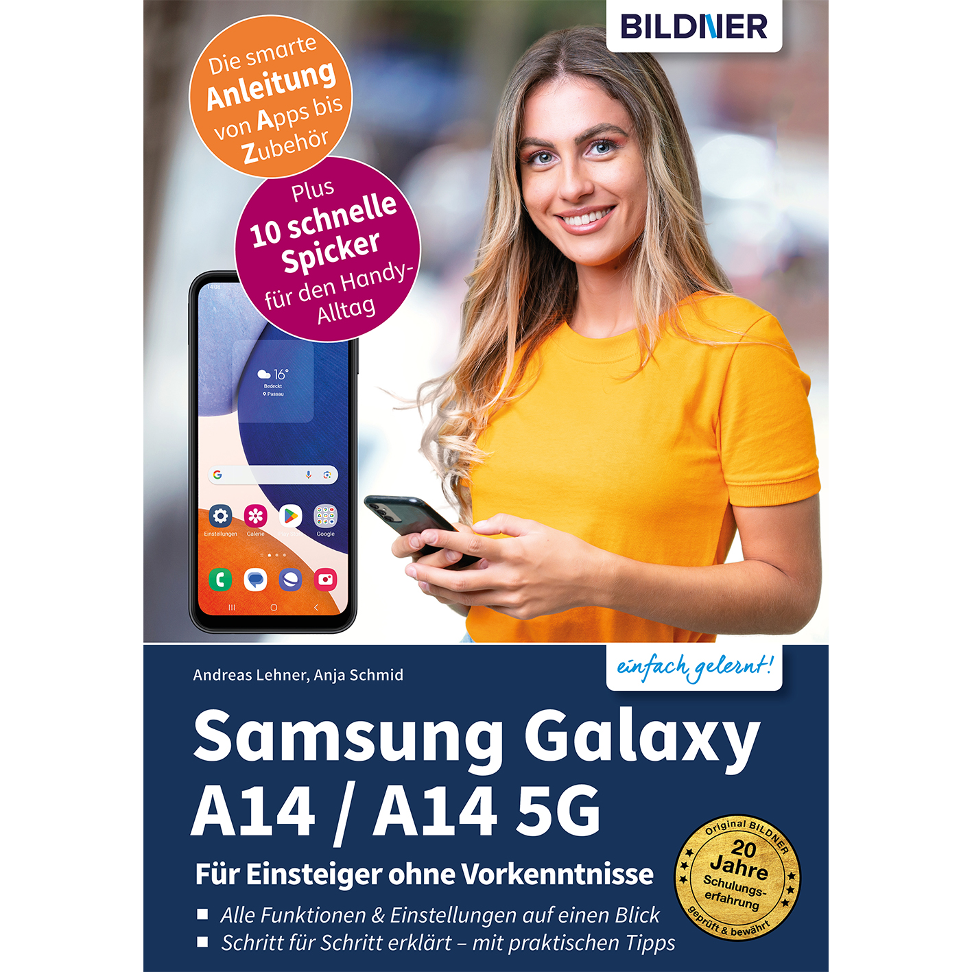Eine Frau, die ein Telefon hält, mit einem Buchcover, auf dem 'Samsung Galaxy A14 / A14 5G' steht.