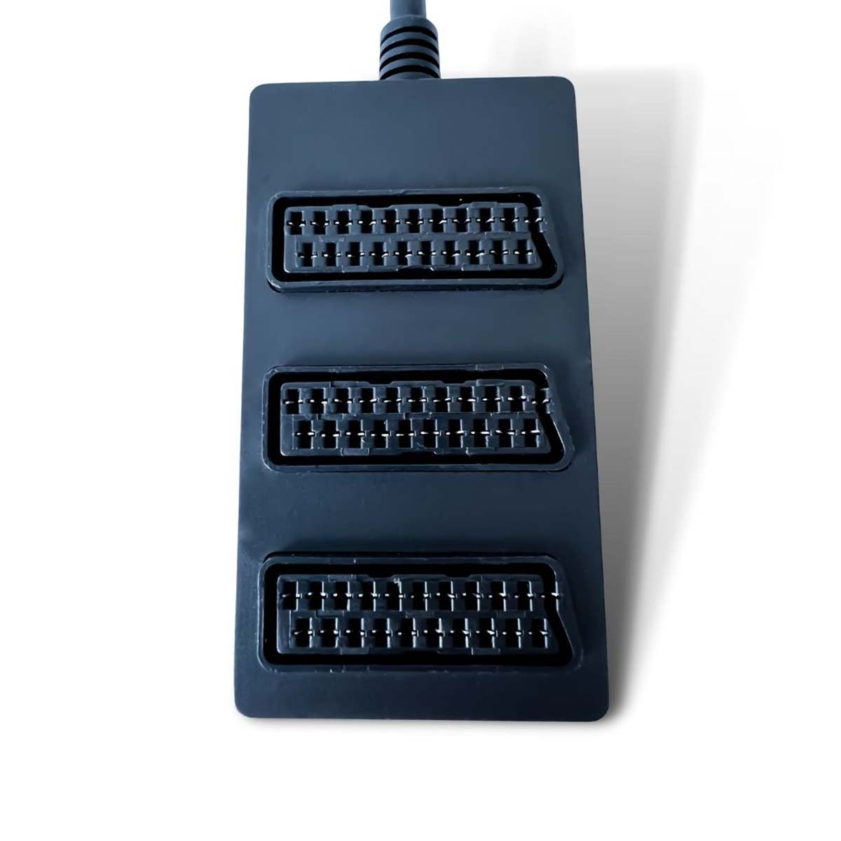 Schwarzer SCART-Splitter mit drei Anschlüssen. Er befindet sich auf weißem Hintergrund.