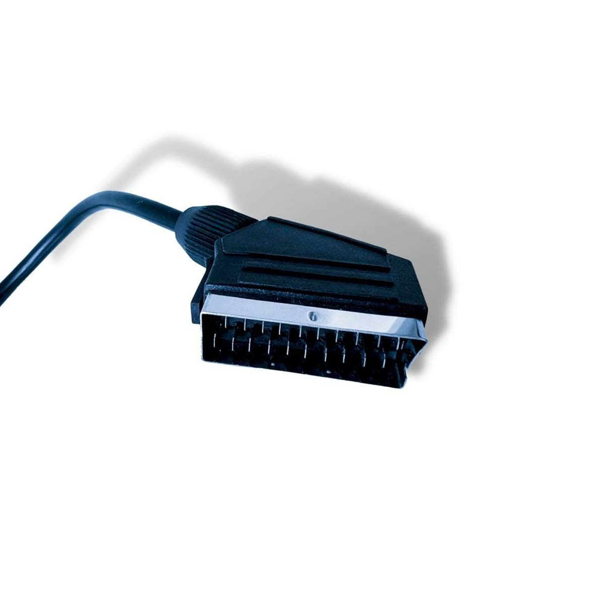 Schwarzes SCART-Kabel mit schwarzem Stecker. Weißer Hintergrund.