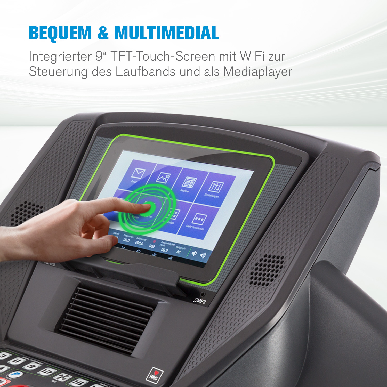 Die Hand einer Person drückt einen Touchscreen auf einem Laufband und zeigt eine Benutzeroberfläche mit Einstellungen.
