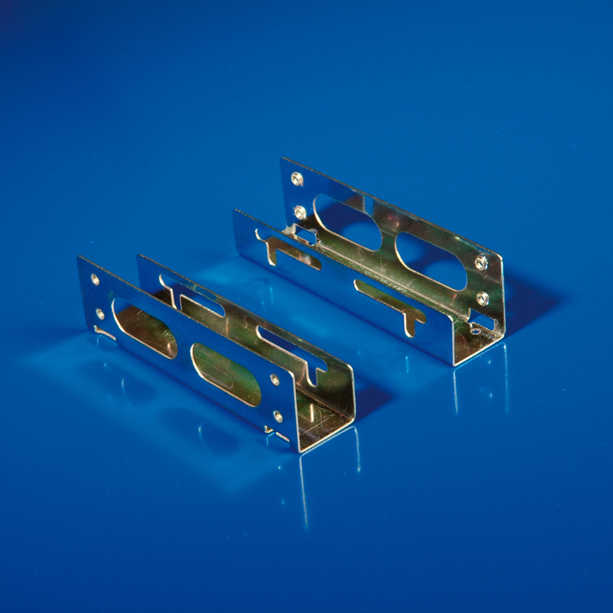 Zwei silberne Metallhalterungen auf einer blauen Oberfläche.