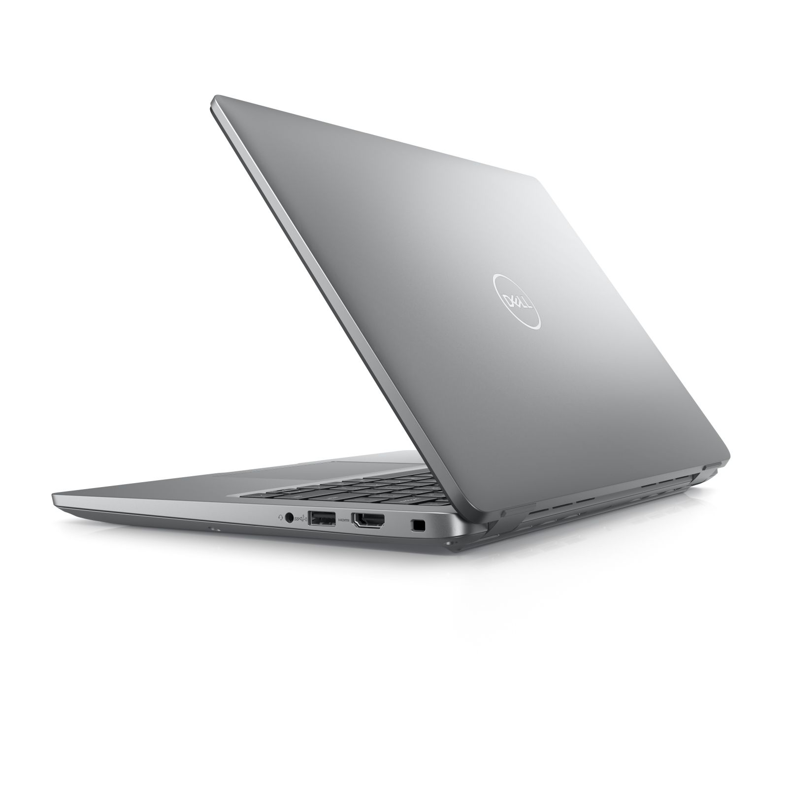 Laptop grigio, leggermente aperto. Logo Dell visibile. Sfondo bianco. Vista angolata.