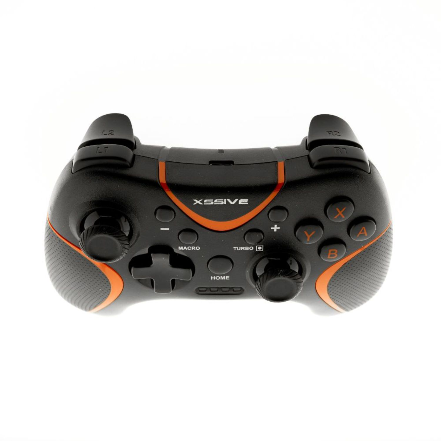 Ein schwarz-orangener Gamecontroller mit Knöpfen und Steuerkreuz, isoliert auf Weiß.