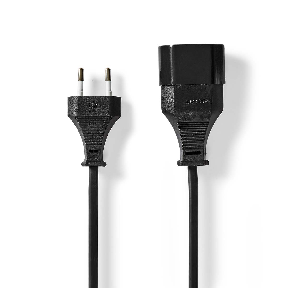 Zwei schwarze Netzkabel. Eins hat einen Stecker, das andere eine Steckdose. Weißer Hintergrund.