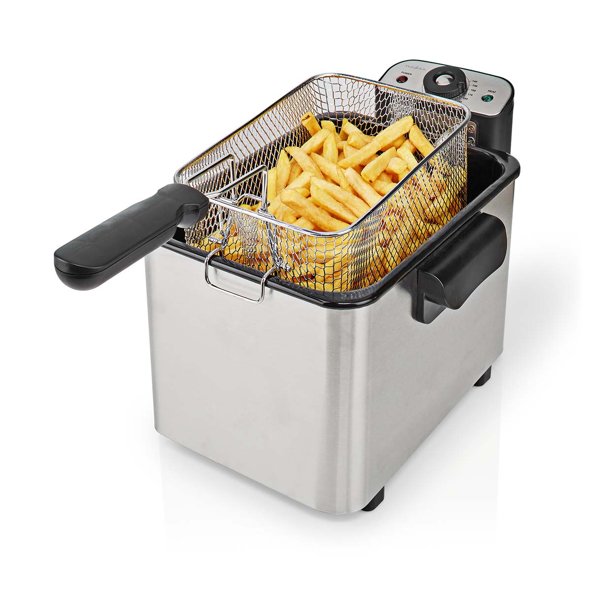 Una friggitrice in acciaio inossidabile con un cestello pieno di patatine fritte dorate, isolata su sfondo bianco.