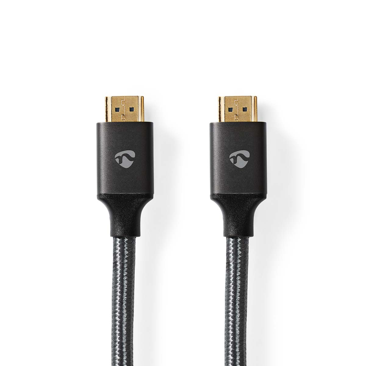 Twee zwarte HDMI-kabels met gouden connectoren. Ze liggen naast elkaar tegen een witte achtergrond.